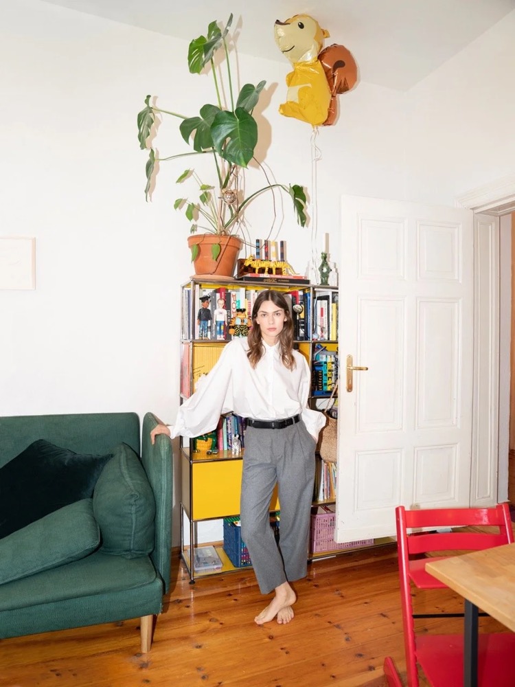 Model im grauen Anzug in einem Wohnzimmer mit Pflanzen, Drykorn-Kampagne HW/AW 22