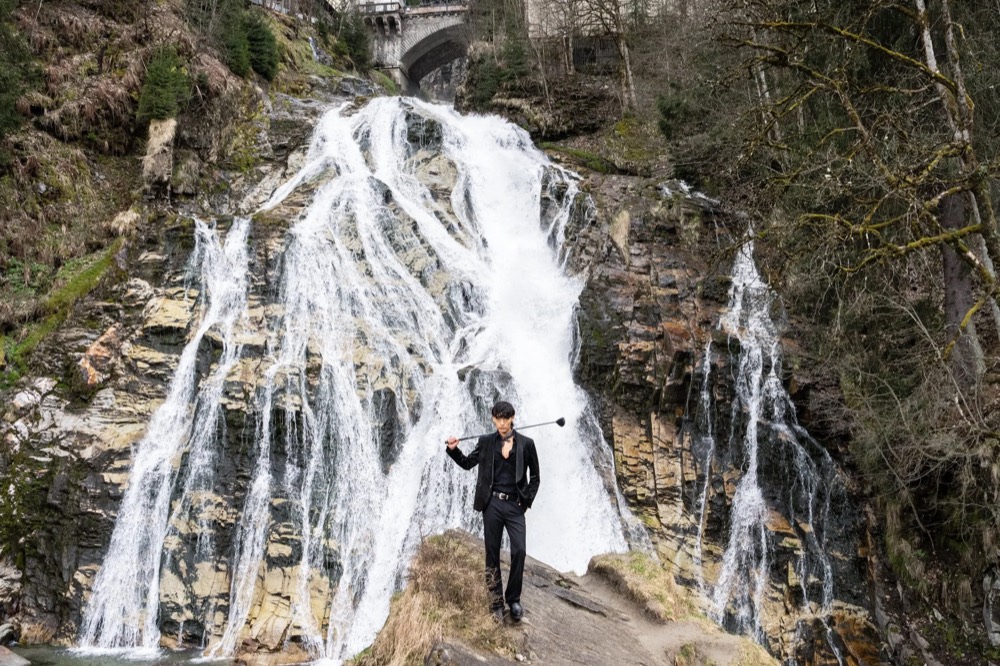 Model vor dem Gasteiner Wasserfall, Drykorn-Kampagne HW/AW 23 in Bad Gastein