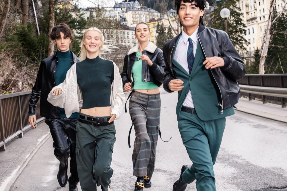Gruppe von Models geht über eine Brücke im Ort, Drykorn-Kampagne HW/AW 23 in Bad Gastein