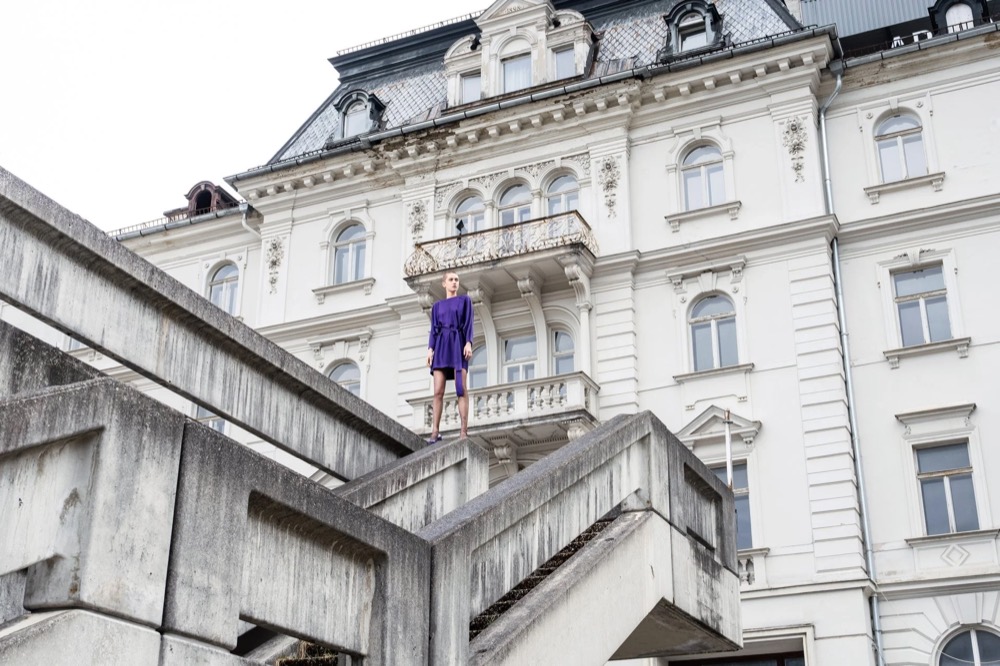 Model auf den Stufen eines alten Grandhotels, Drykorn-Kampagne HW/AW 23 in Bad Gastein