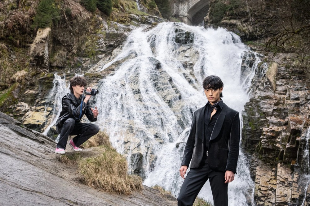 Zwei Models auf Felsen am Wasserfall, Drykorn-Kampagne HW/AW 23 in Bad Gastein