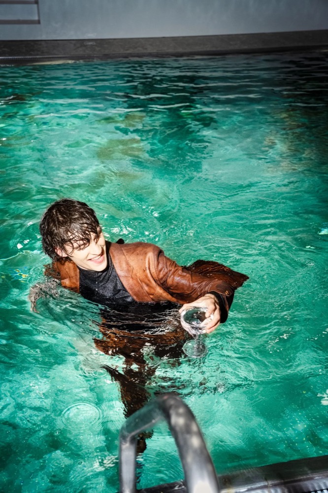 Model schwimmt in Lederjacke in einem Pool, Drykorn-Kampagne HW/AW 23 in Bad Gastein