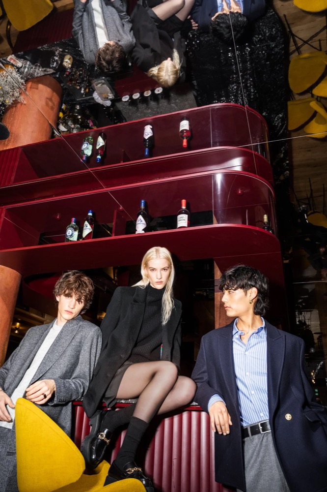 Drei Models vor einem Rotweinregal in einer Bar, Drykorn-Kampagne HW/AW 23 in Bad Gastein