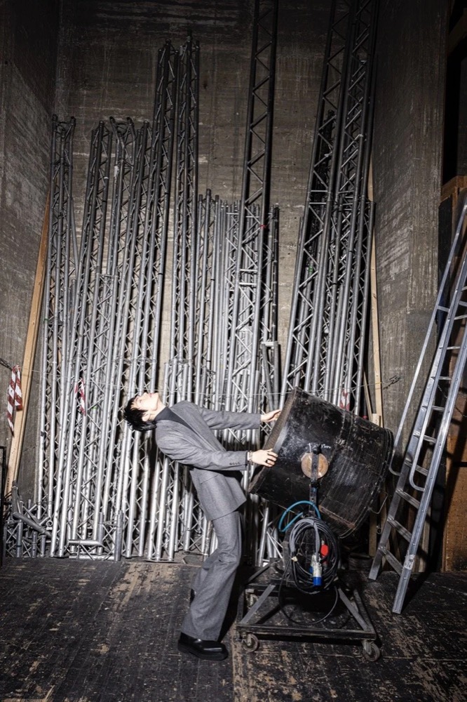 Model backstage zwischen Bühnentechnik, Drykorn-Kampagne HW/AW 24 in einem Theater in Turin