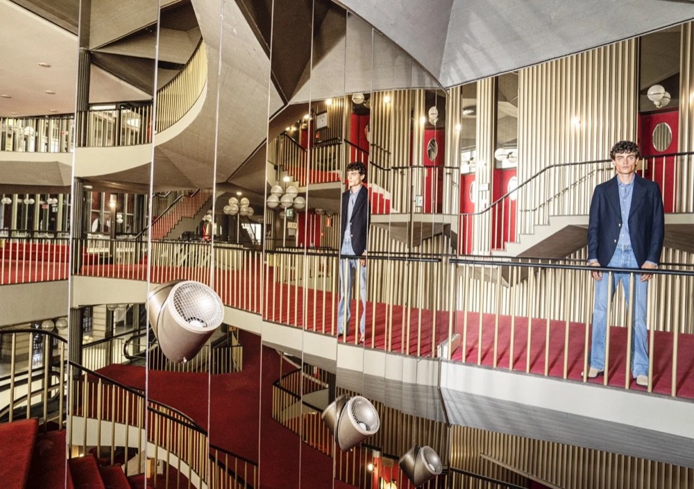 Zwei Models auf Theatertreppen, Drykorn-Kampagne HW/AW 24 in einem Theater in Turin