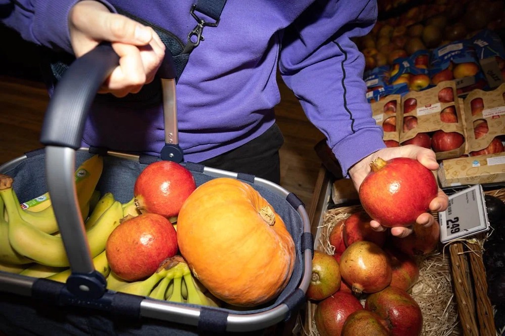 Korb mit Obst an der Kasse, Bespoke-Shooting für ING