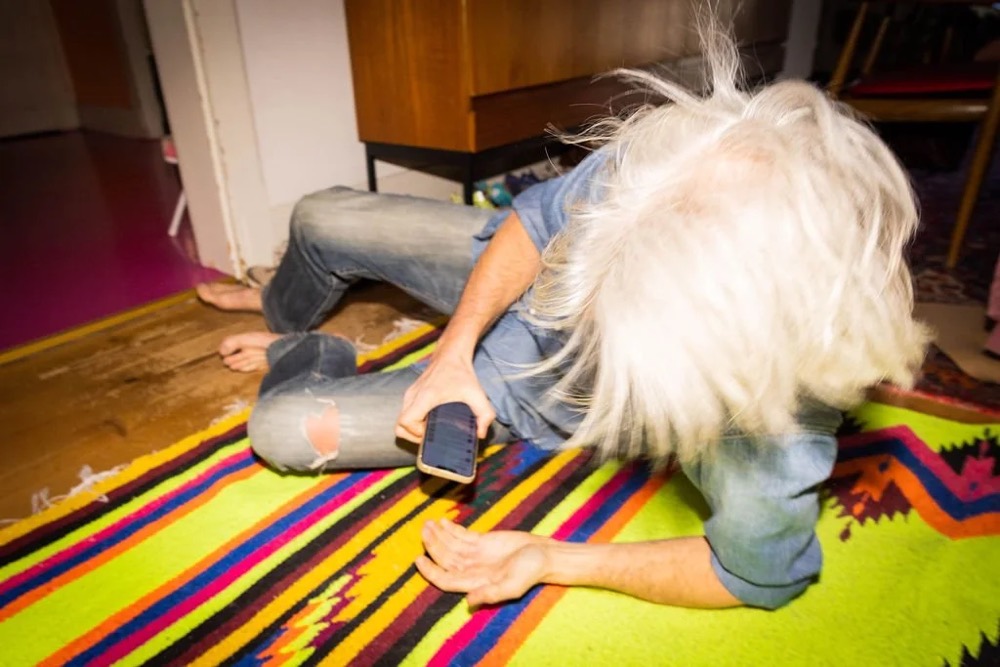Frau macht zu Hause Yoga auf einem bunten Teppich, Bespoke-Shooting für ING