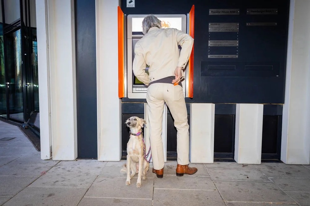 Mann mit seinem Hund an der Haustür, Bespoke-Shooting für ING