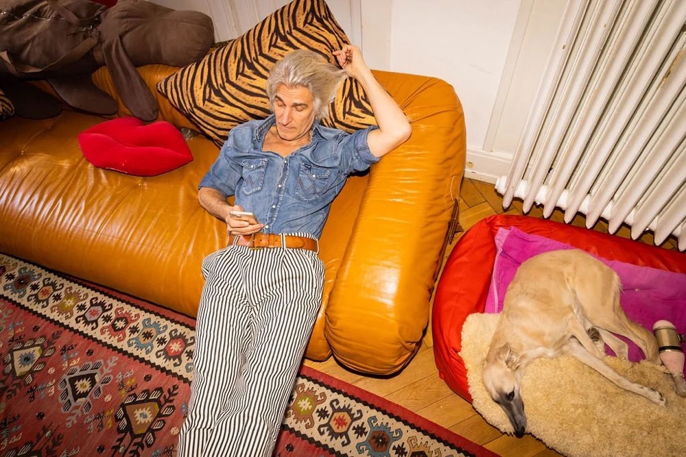 Frau liegt zu Hause auf einem Ledersofa, Bespoke-Shooting für ING