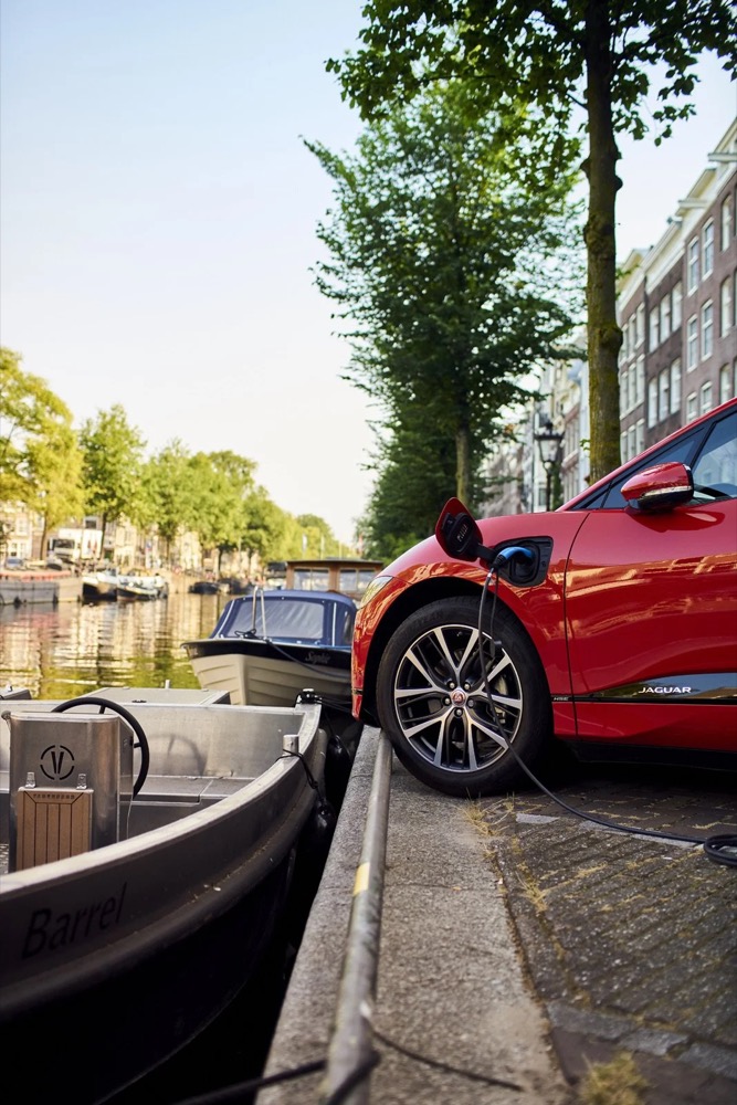 Roter Jaguar I-PACE an einer Amsterdamer Gracht geparkt