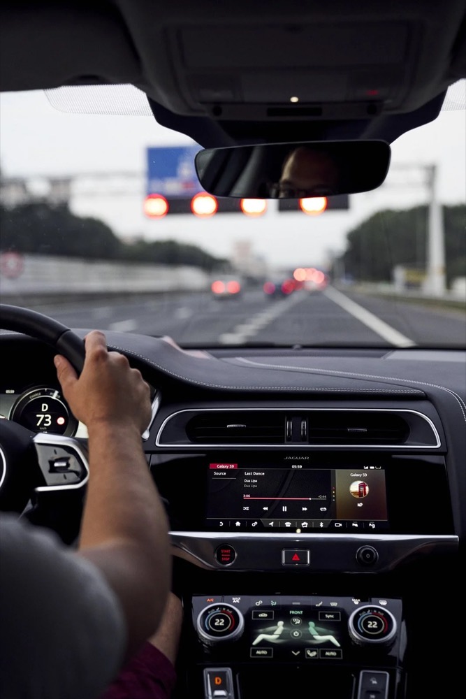 Fahrerperspektive im roten Jaguar I-PACE auf der Autobahn