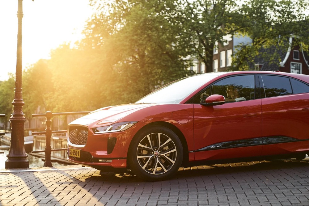 Roter Jaguar I-PACE in der Abendsonne in einer Amsterdamer Straße