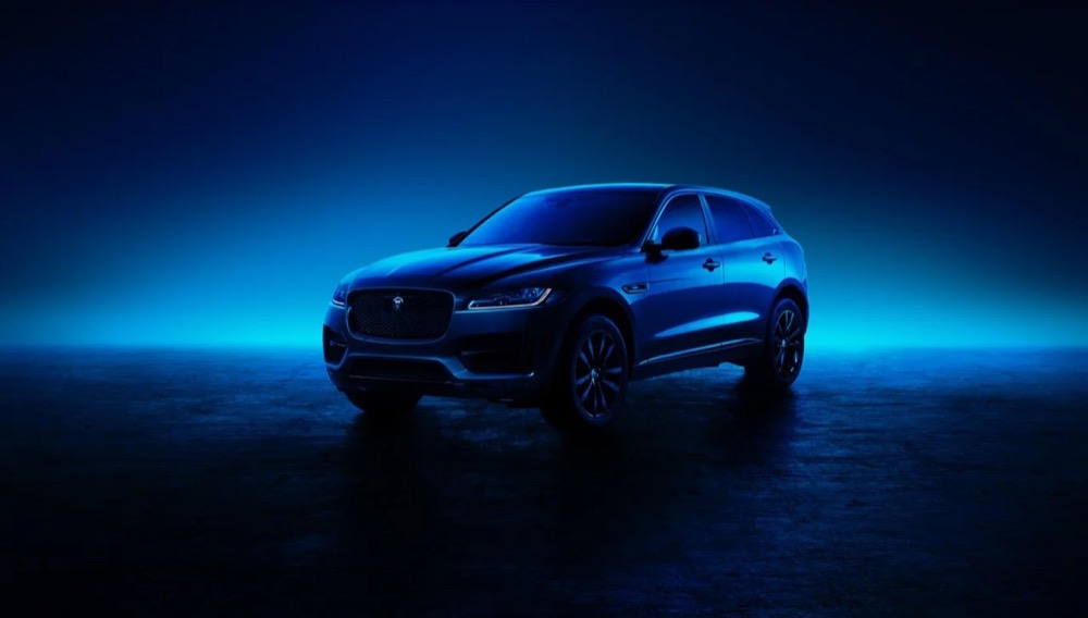Jaguar-SUV im Dunkeln vor einem blauen Lichthorizont, Jaguar The Pace