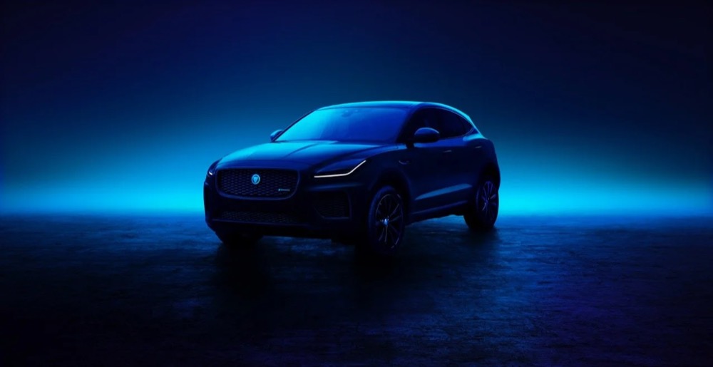 Jaguar-SUV in einem dunklen, blau beleuchteten Studio, Jaguar The Pace