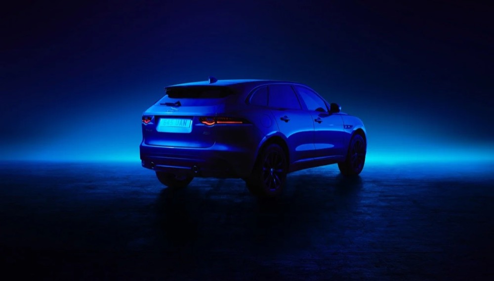 Heckansicht eines Jaguar-SUV unter blauem Studiolicht, Jaguar The Pace