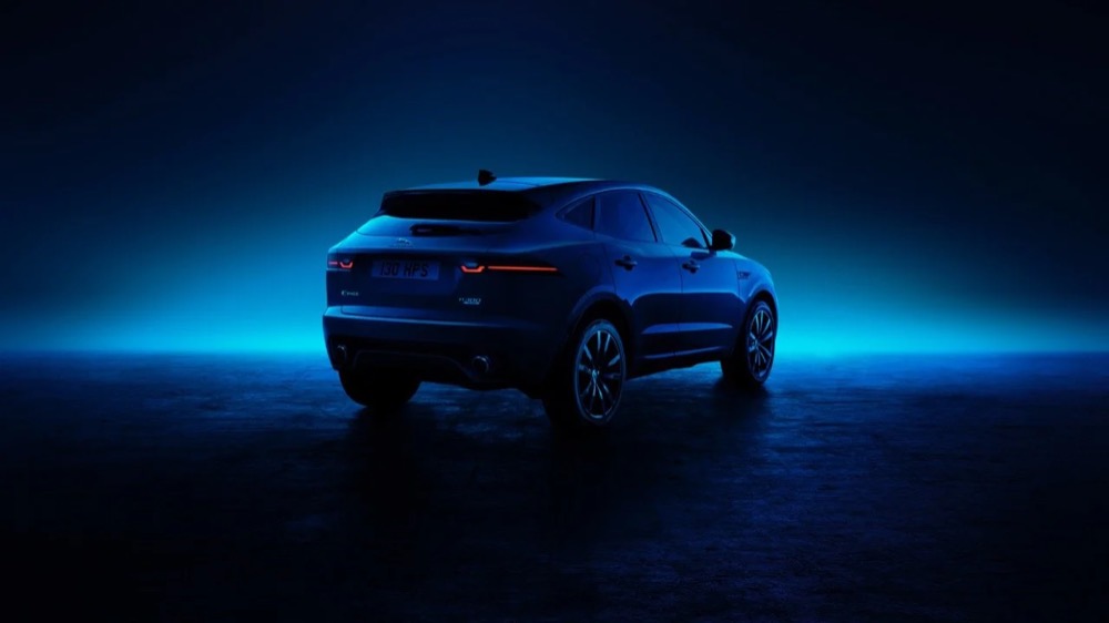 Jaguar-SUV von hinten in einem blau beleuchteten Studio, Jaguar The Pace