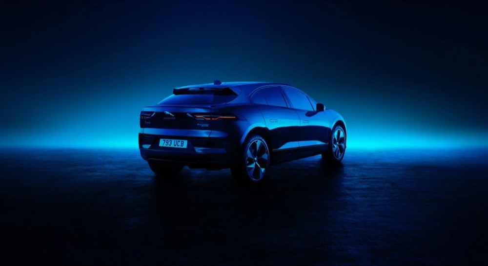 Jaguar-SUV in einem dunklen Studio mit blauem Schimmer, Jaguar The Pace