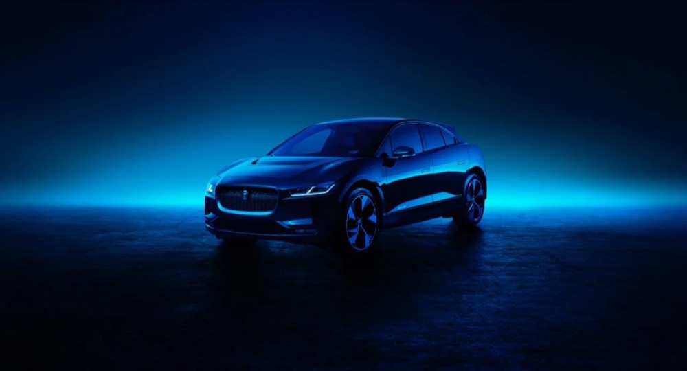 Jaguar-SUV in Seitenansicht unter blauem Licht, Jaguar The Pace