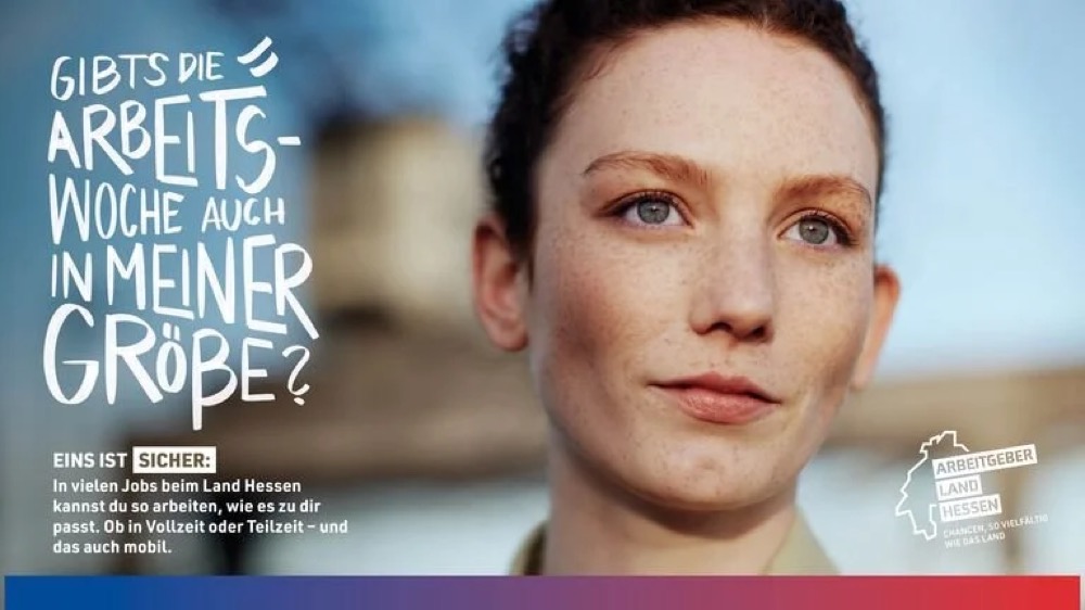 Arbeitgeberkampagne Land Hessen: junge Frau mit der Headline „Gibt's die Arbeitswoche auch in meiner Größe?“