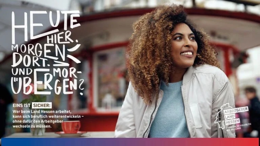 Kampagne Arbeitgeber Land Hessen: junge Frau in Frankfurt mit der Headline „Heute hier, morgen dort“
