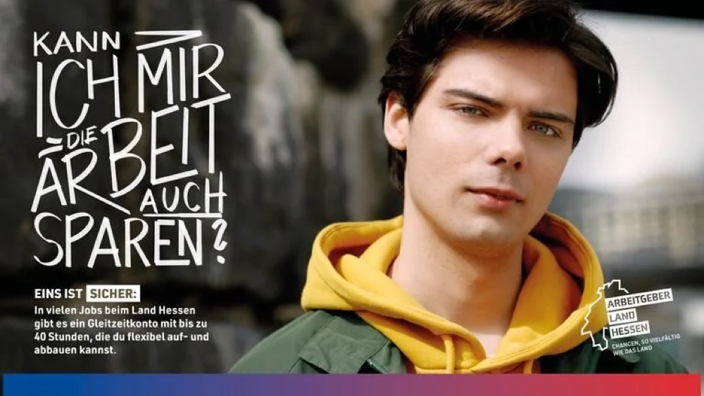 Kampagne Arbeitgeber Land Hessen: junger Mann im gelben Hoodie mit der Headline „Kann ich mir die Arbeit auch sparen?“