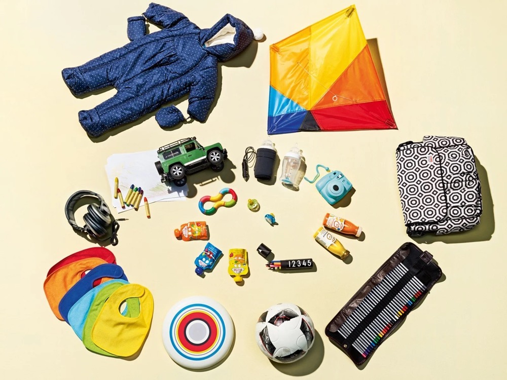 Flatlay mit Kindersachen, Drachen und einem Spielzeug-Land-Rover, Land Rover Discovery Adventure Series