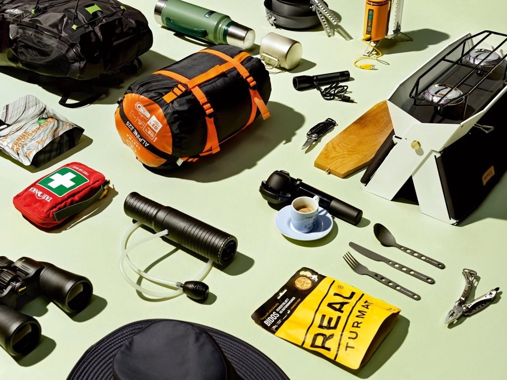 Nahaufnahme von Campingausrüstung mit Schlafsack und Erste-Hilfe-Set, Land Rover Discovery Adventure Series