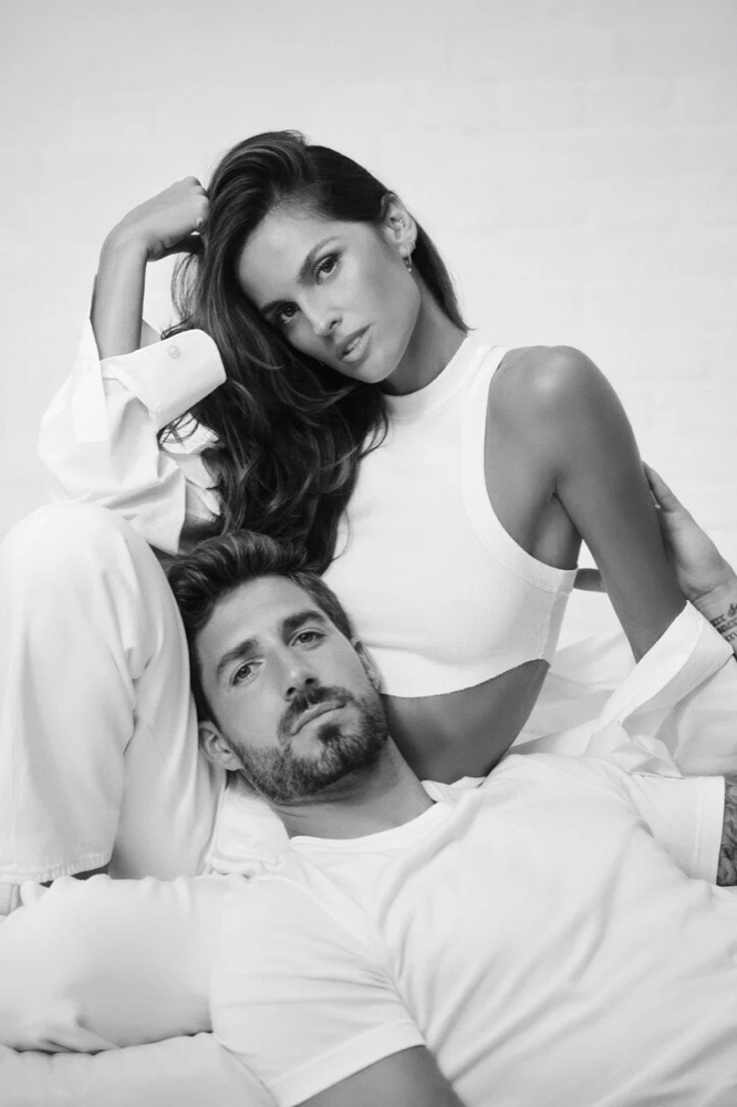 Izabel Goulart und Kevin Trapp für Merz Aesthetics, Schwarzweiß-Porträt auf einem Sofa