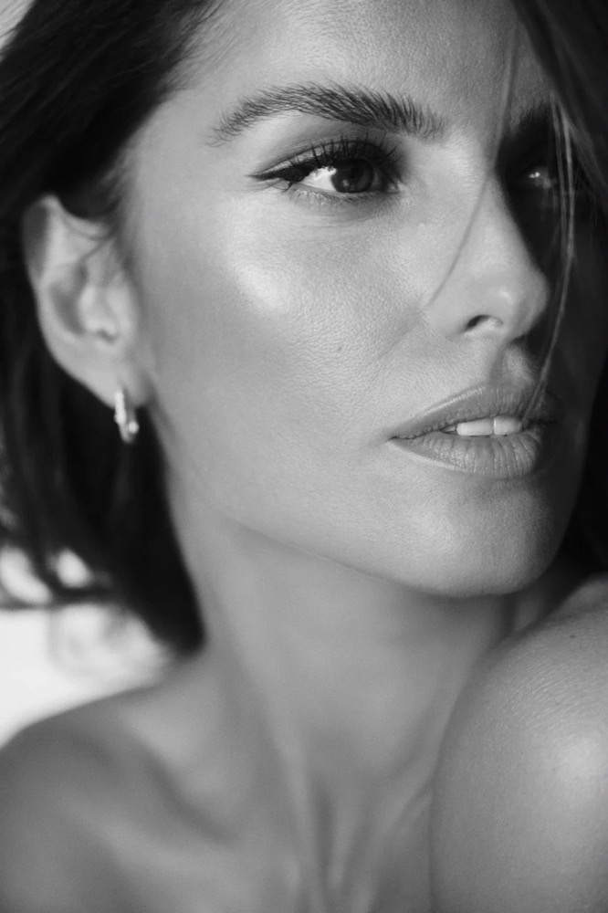 Schwarzweiße Beauty-Nahaufnahme von Izabel Goulart für Merz Aesthetics