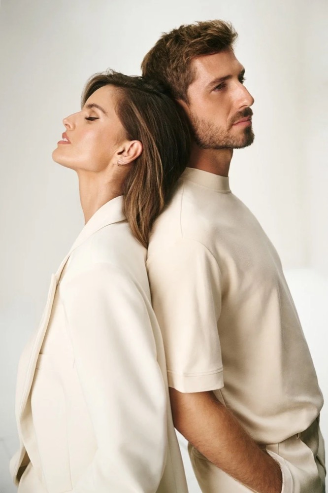 Izabel Goulart und Kevin Trapp stehen Rücken an Rücken, Kampagne für Merz Aesthetics