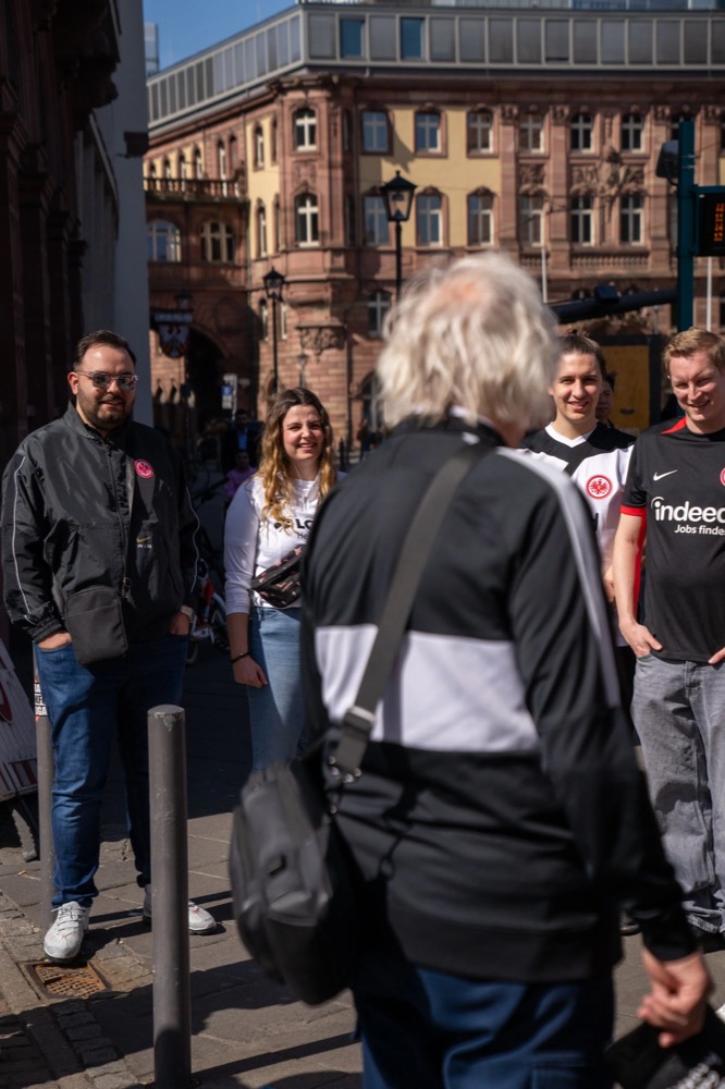 Fans von Eintracht Frankfurt versammeln sich auf dem Römer, Possmann x Eintracht Frankfurt Frauen