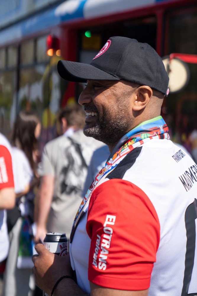 Fan in Eintracht-Trikot und Cap wartet auf den Ebbelwei-Expreß, Possmann x Eintracht Frankfurt Frauen