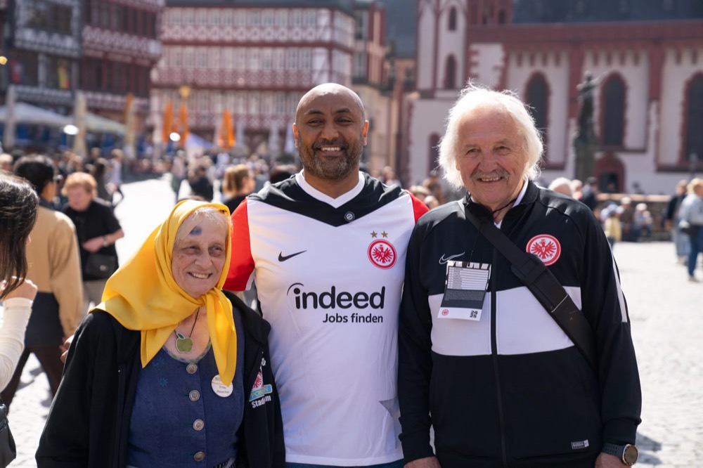 Fans posieren gemeinsam in der Frankfurter Altstadt, Possmann x Eintracht Frankfurt Frauen