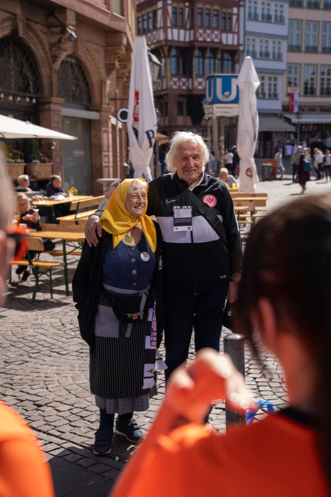 Fans auf dem Römerberg vor einem Café, Possmann x Eintracht Frankfurt Frauen