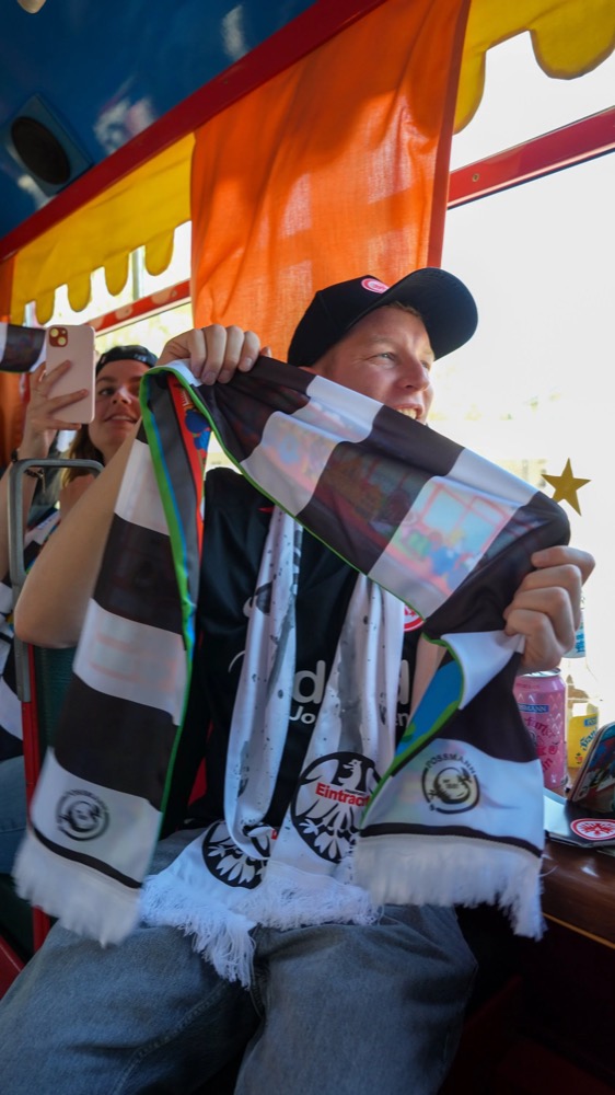 Fan hält im Ebbelwei-Expreß einen Eintracht-Schal hoch, Possmann x Eintracht Frankfurt Frauen