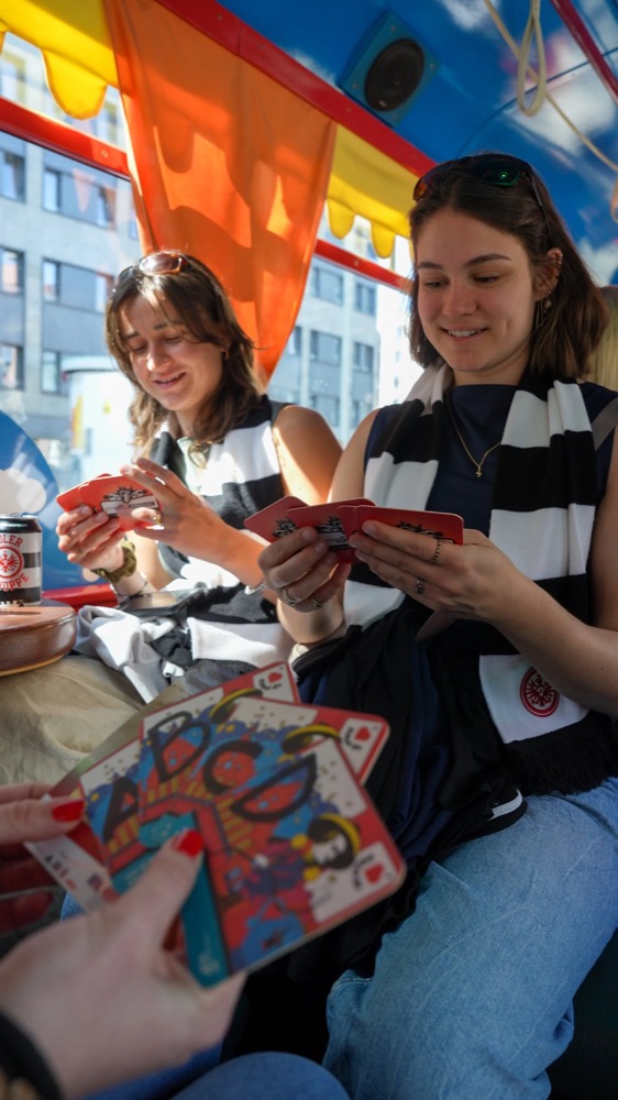 Junge Fans mit Schals und Possmann-Karten in der Straßenbahn, Possmann x Eintracht Frankfurt Frauen