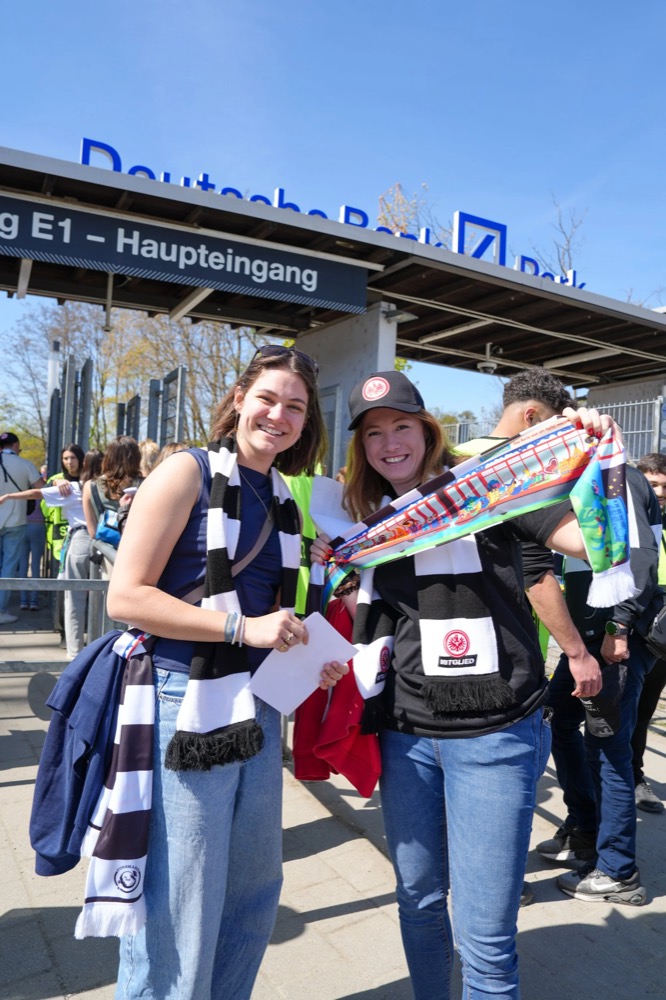 Fans mit Schals am Haupteingang des Deutsche Bank Park, Possmann x Eintracht Frankfurt Frauen