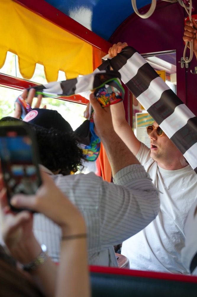 Fans filmen und schwenken Schals in der Straßenbahn, Possmann x Eintracht Frankfurt Frauen