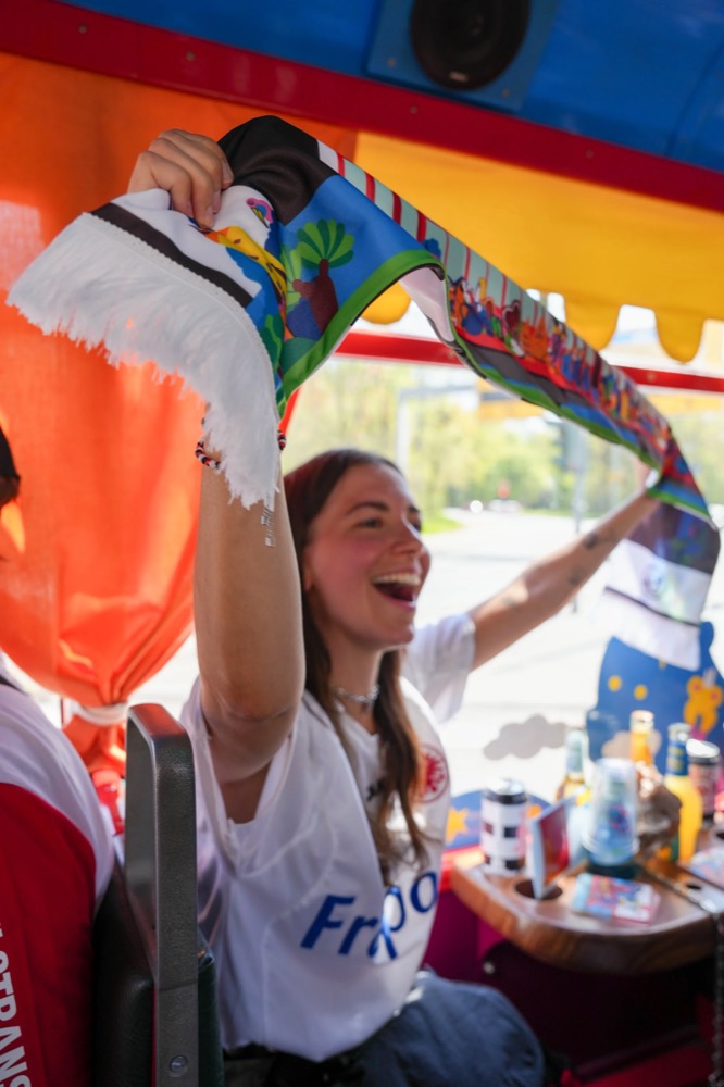Fan reckt im Ebbelwei-Expreß einen Schal in die Höhe, Possmann x Eintracht Frankfurt Frauen