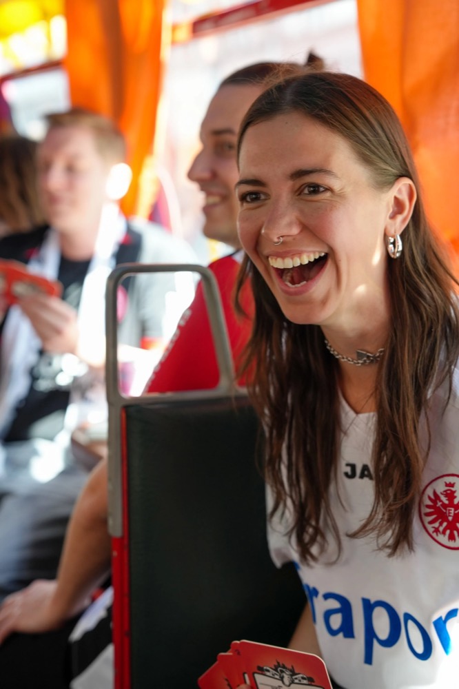 Lachender Fan im Eintracht-Trikot in der Straßenbahn, Possmann x Eintracht Frankfurt Frauen