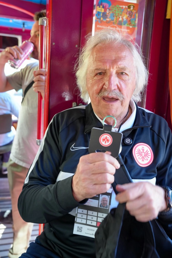 Älterer Fan in Eintracht-Jacke an Bord des Ebbelwei-Expreß, Possmann x Eintracht Frankfurt Frauen