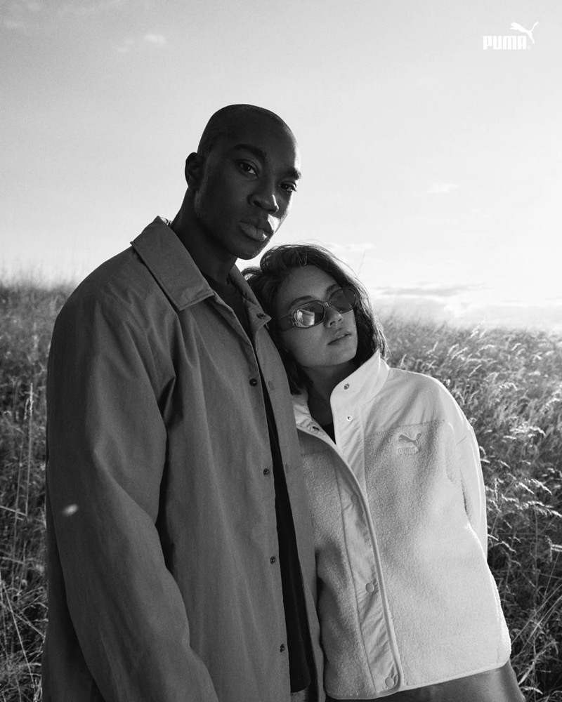 Schwarzweißporträt eines Paares auf einem Feld, Puma AW23