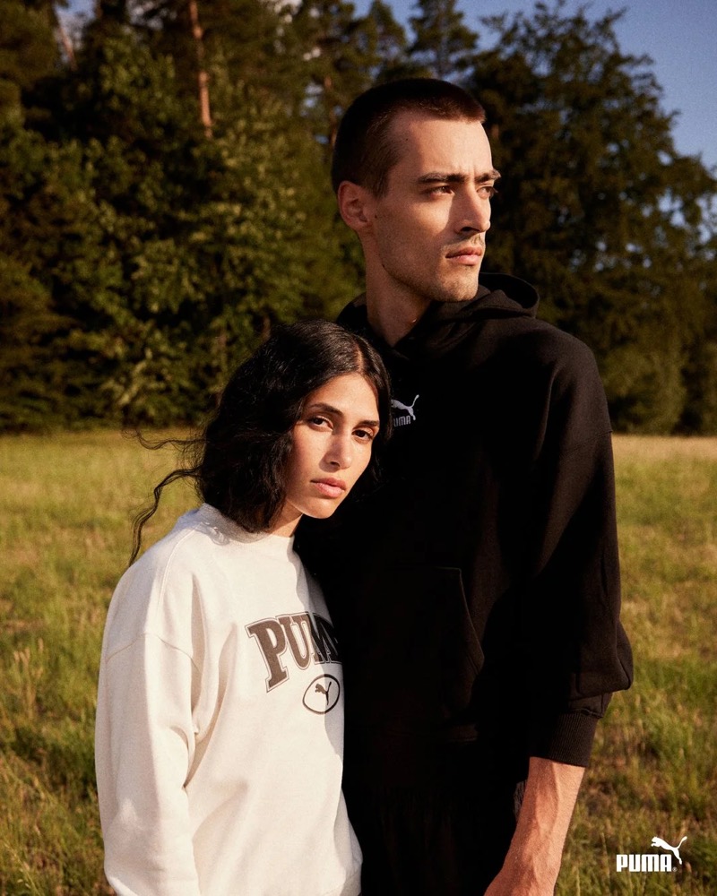 Paar in schwarz-weißen Puma-Outfits im Freien, Puma AW23