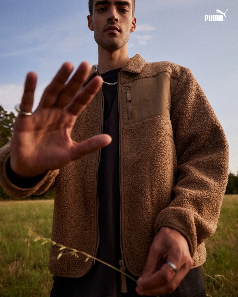 Model in Puma-Fleecejacke hält die Hand in die Kamera, Puma AW23