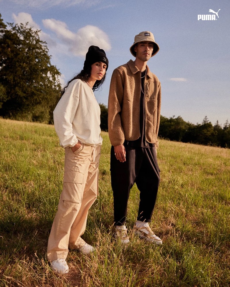 Zwei Models in Puma-Outfits auf einer Wiese, Puma AW23