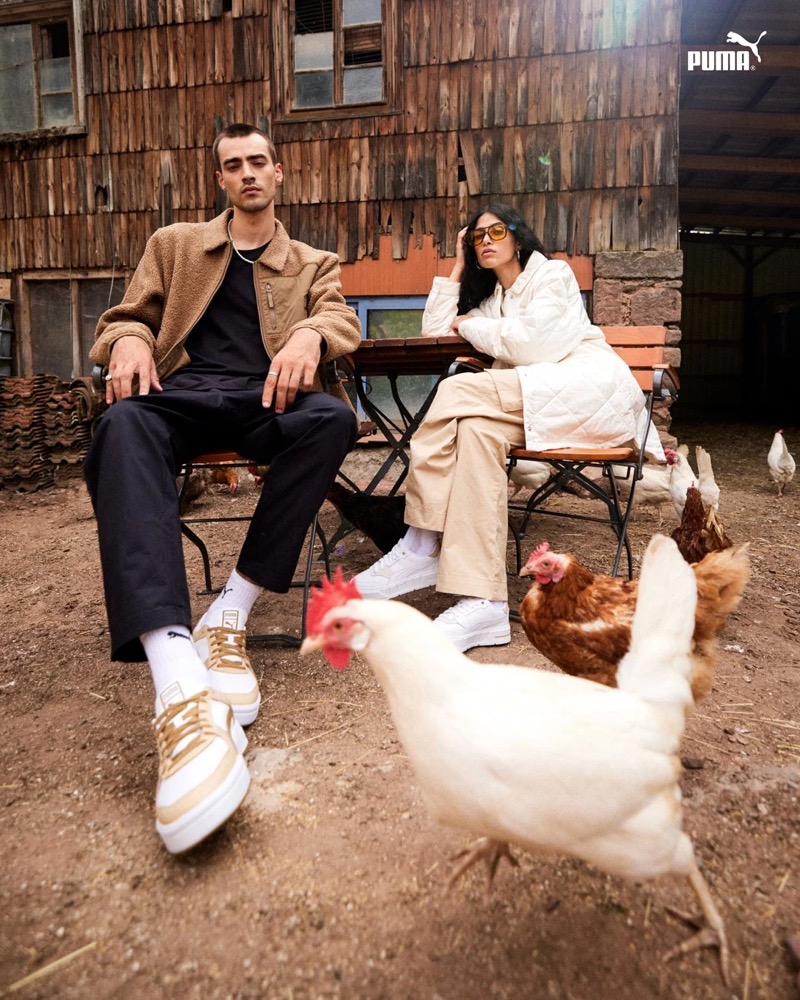 Zwei Models auf einem Bauernhof mit einem Huhn, Puma AW23