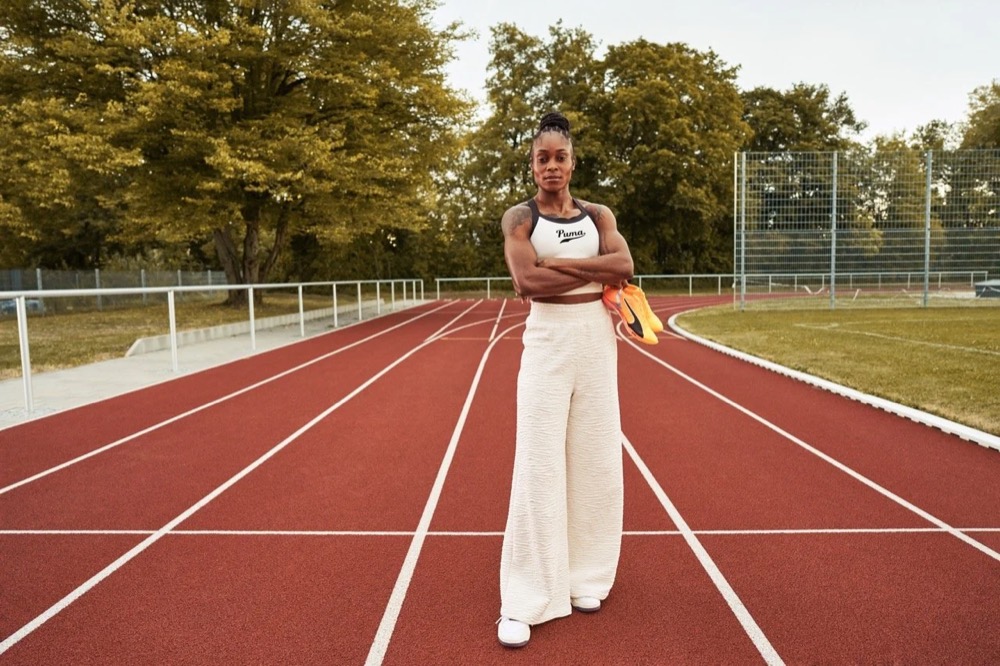 Elaine Thompson-Herah in Weiß auf einer Laufbahn, Puma-Fireglow-Kampagne