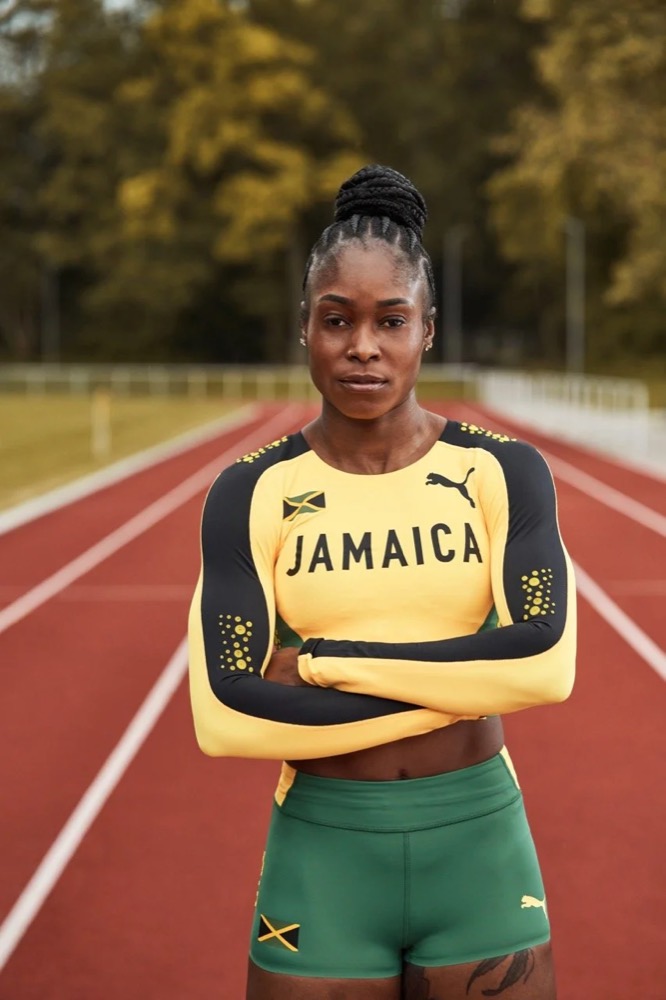 Elaine Thompson-Herah im Jamaika-Trikot mit verschränkten Armen, Puma Fireglow