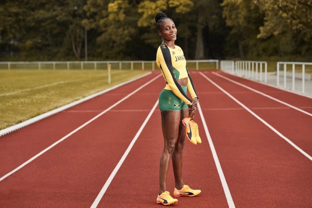 Elaine Thompson-Herah geht mit Puma-Spikes über eine Laufbahn, Totale