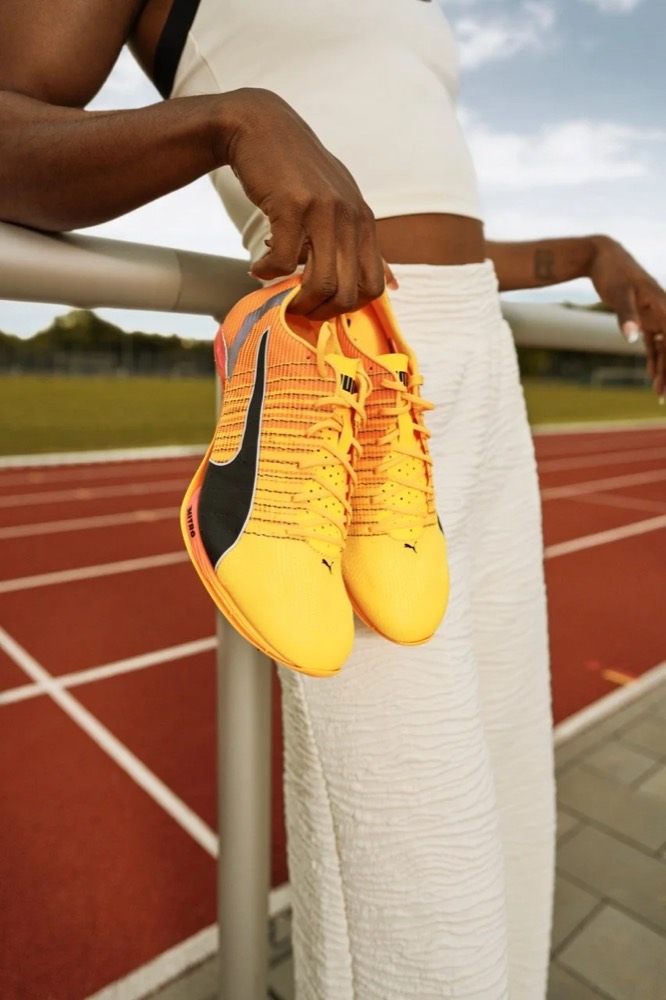 Nahaufnahme: Elaine Thompson-Herah hält orangefarbene Puma-Fireglow-Spikes
